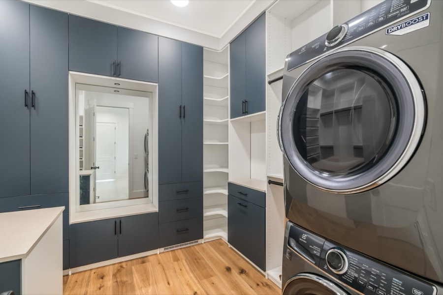 Hinton custom home walk-in closet